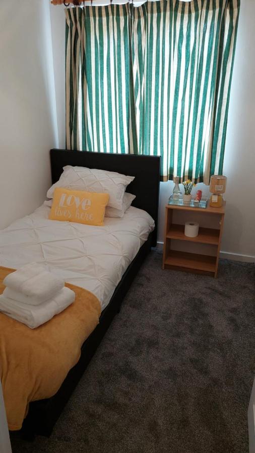 Lizras Bed & Breakfast Farnworth ภายนอก รูปภาพ