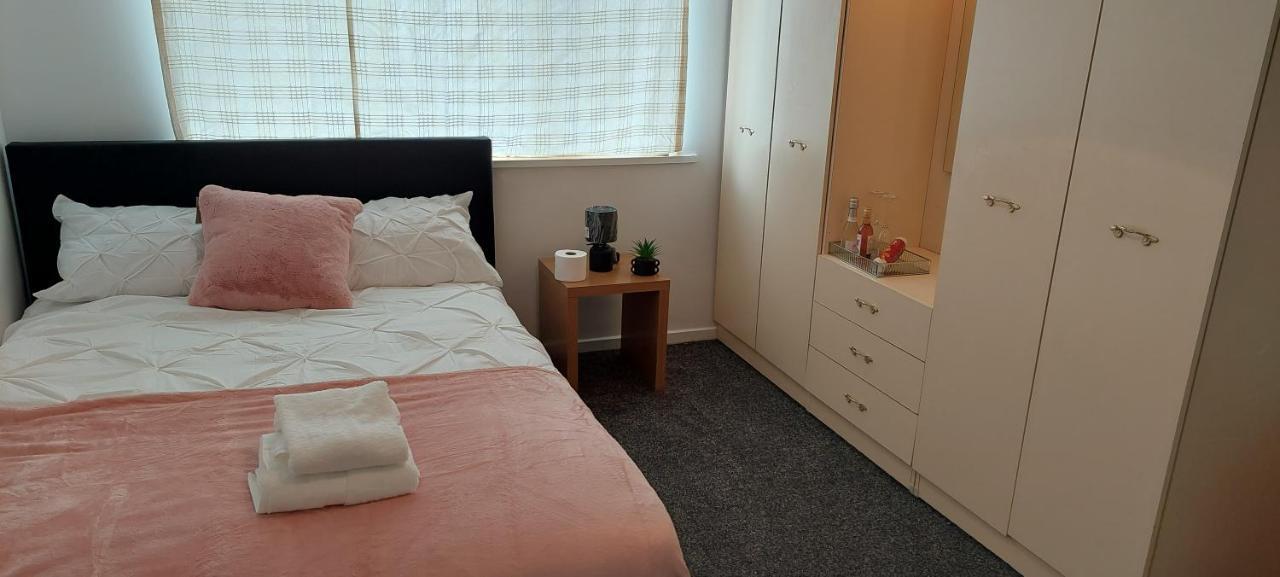 Lizras Bed & Breakfast Farnworth ภายนอก รูปภาพ
